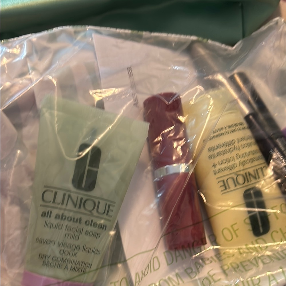 Clinique Green Accessory Bag Playful Design - Picture 3 of 3